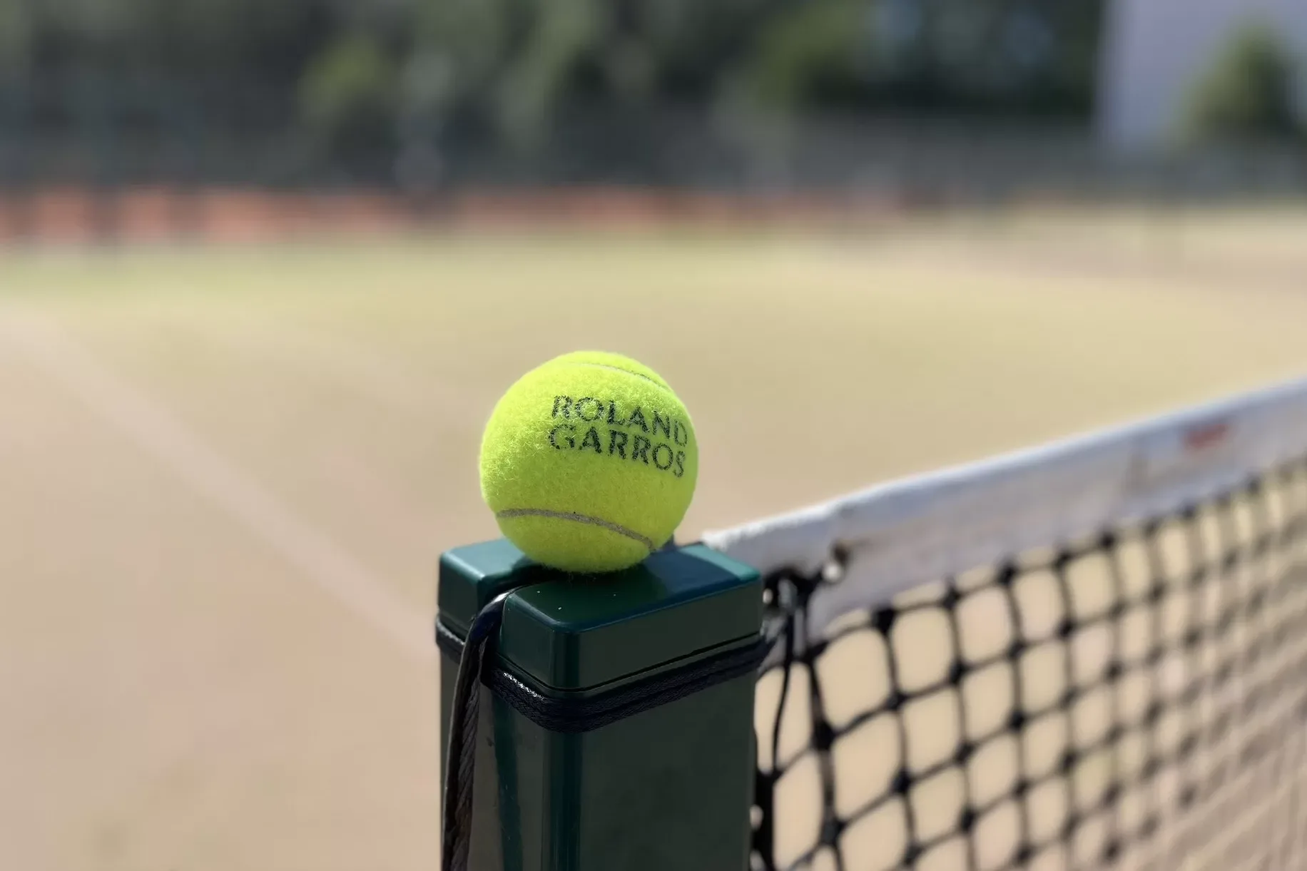 balle de tennis sur un poteau de filet