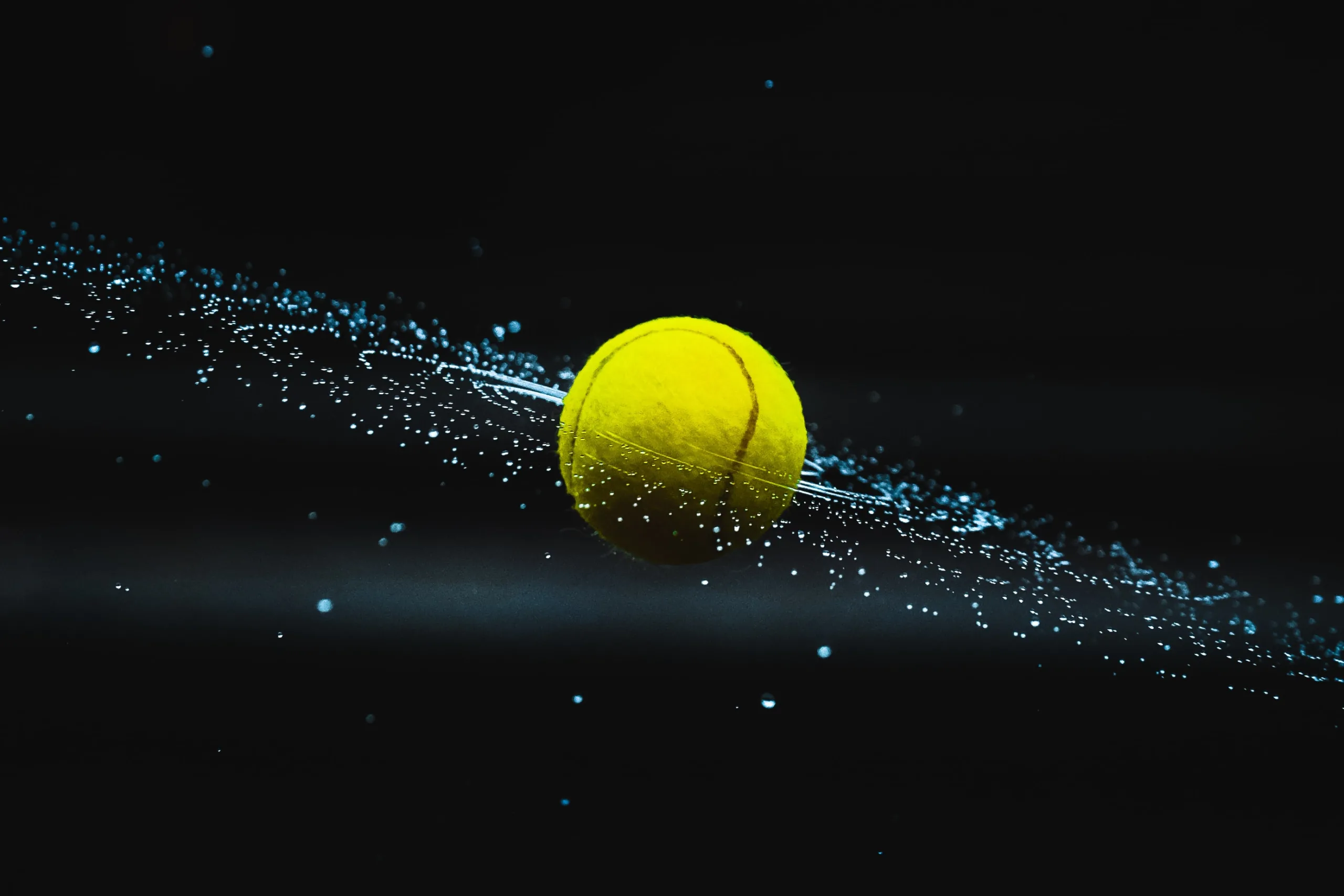 balle de tennis tournant dans l'air