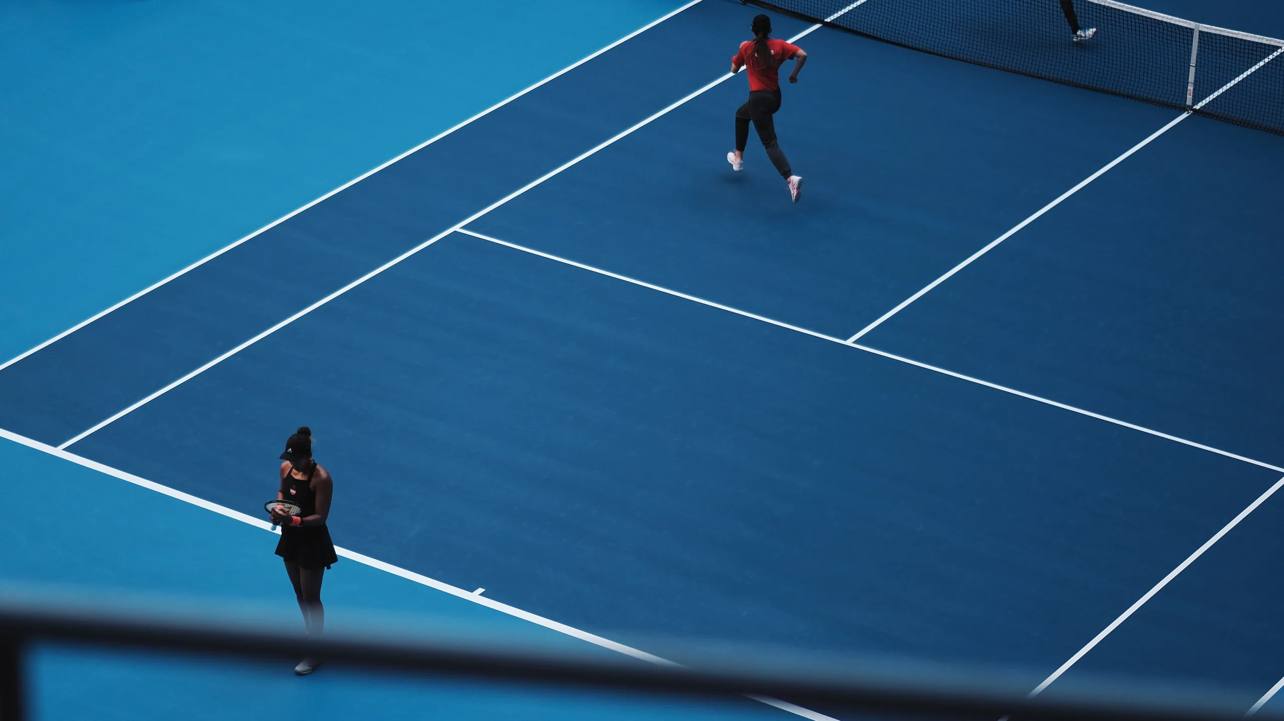 deux joueuses de tennis sur le court